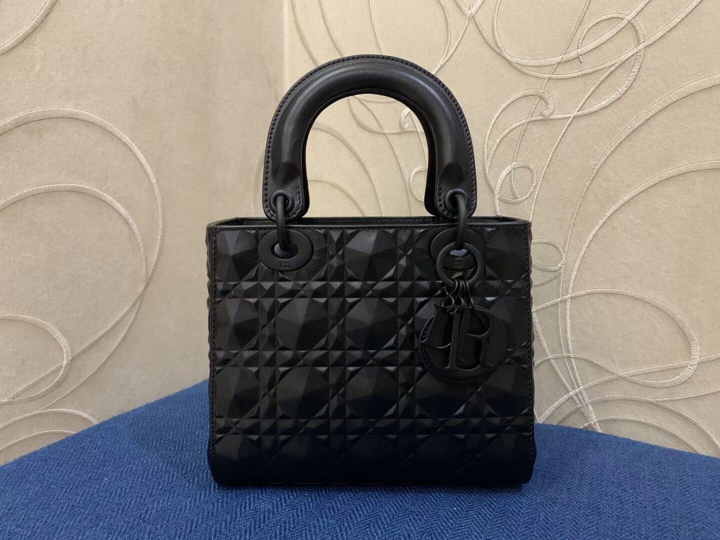 MEDIUM LADY DIOR BAG Cannage Calfskin C2813 black