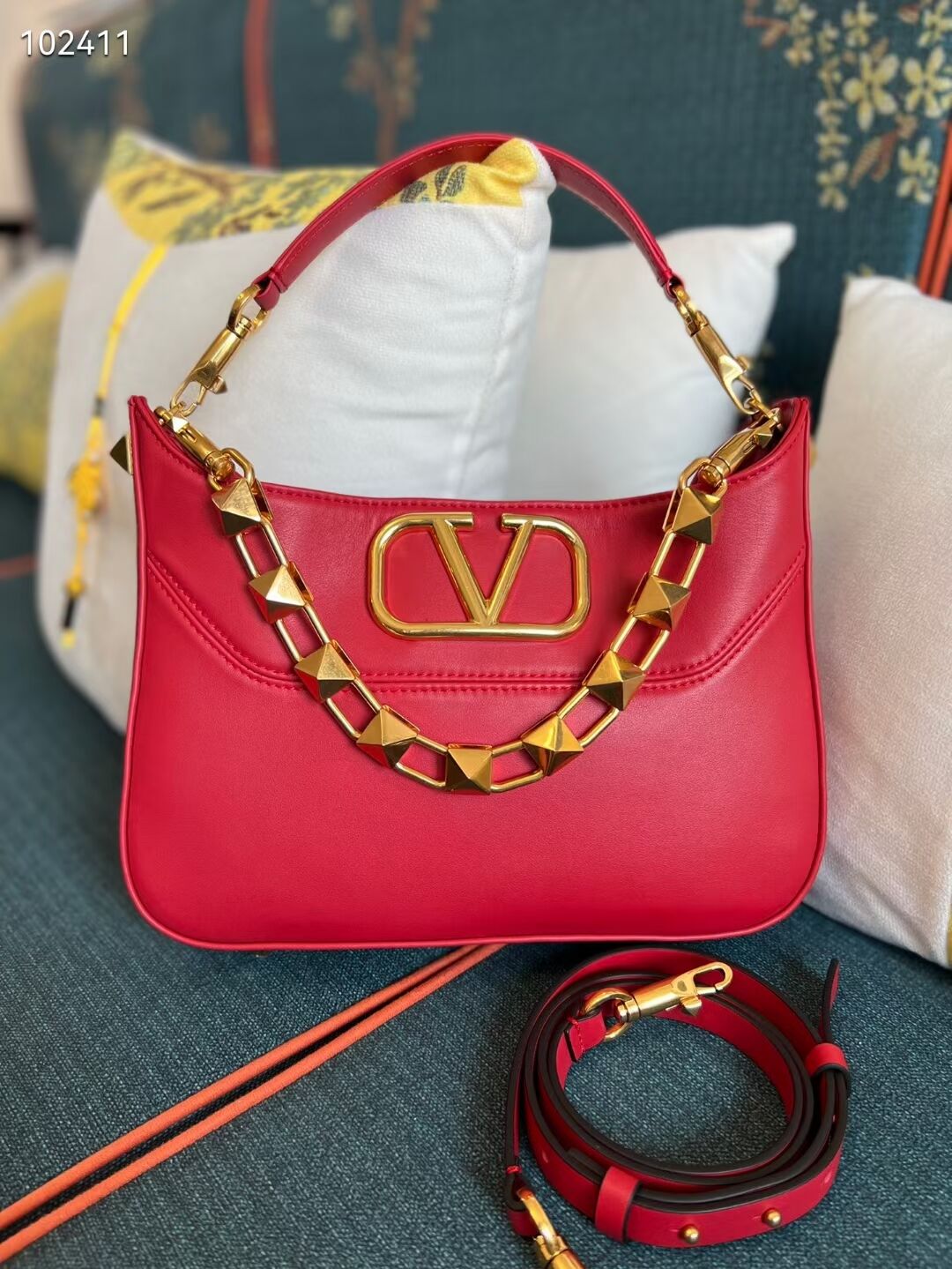 VALENTINO GARAVANI Loco Calf leather bag V2028 red