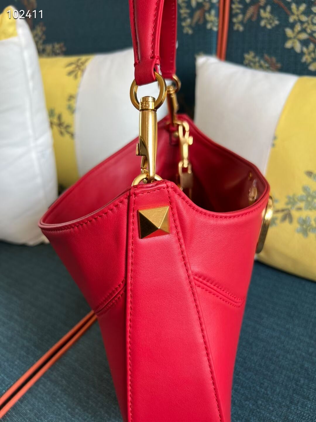 VALENTINO GARAVANI Loco Calf leather bag V2028 red