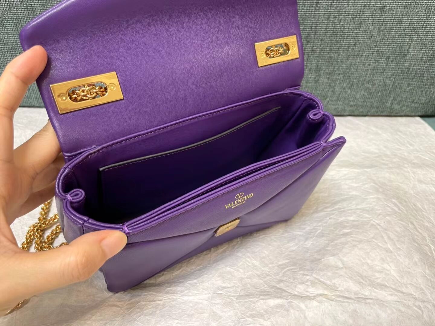 VALENTINO GARAVANI One Stud Sheepskin Shoulder Bag XW0B0K21 purple