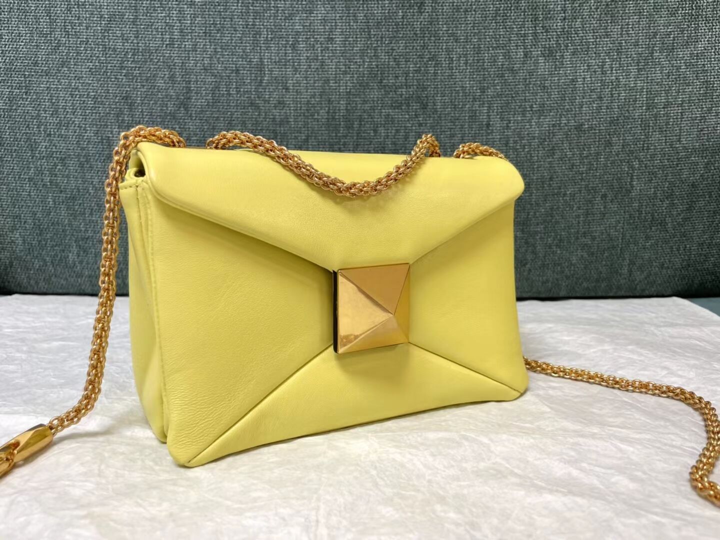 VALENTINO GARAVANI One Stud Sheepskin Shoulder Bag XW0B0K21 yellow