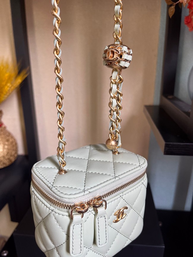 Chanel mini Shoulder Bag Lambskin & Gold-Tone Metal AP2929 white