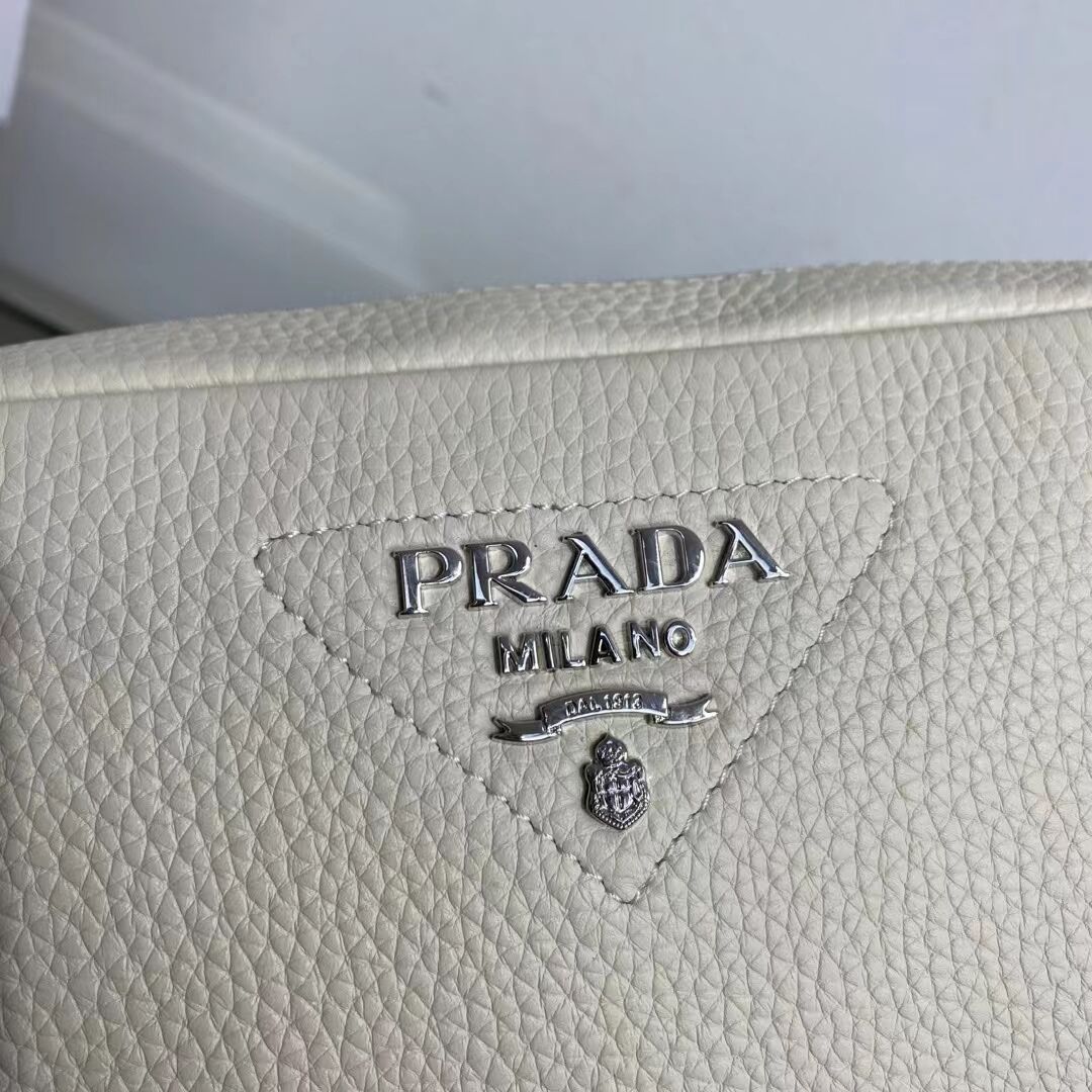 Prada Leather bag with shoulder strap 1BH082 white