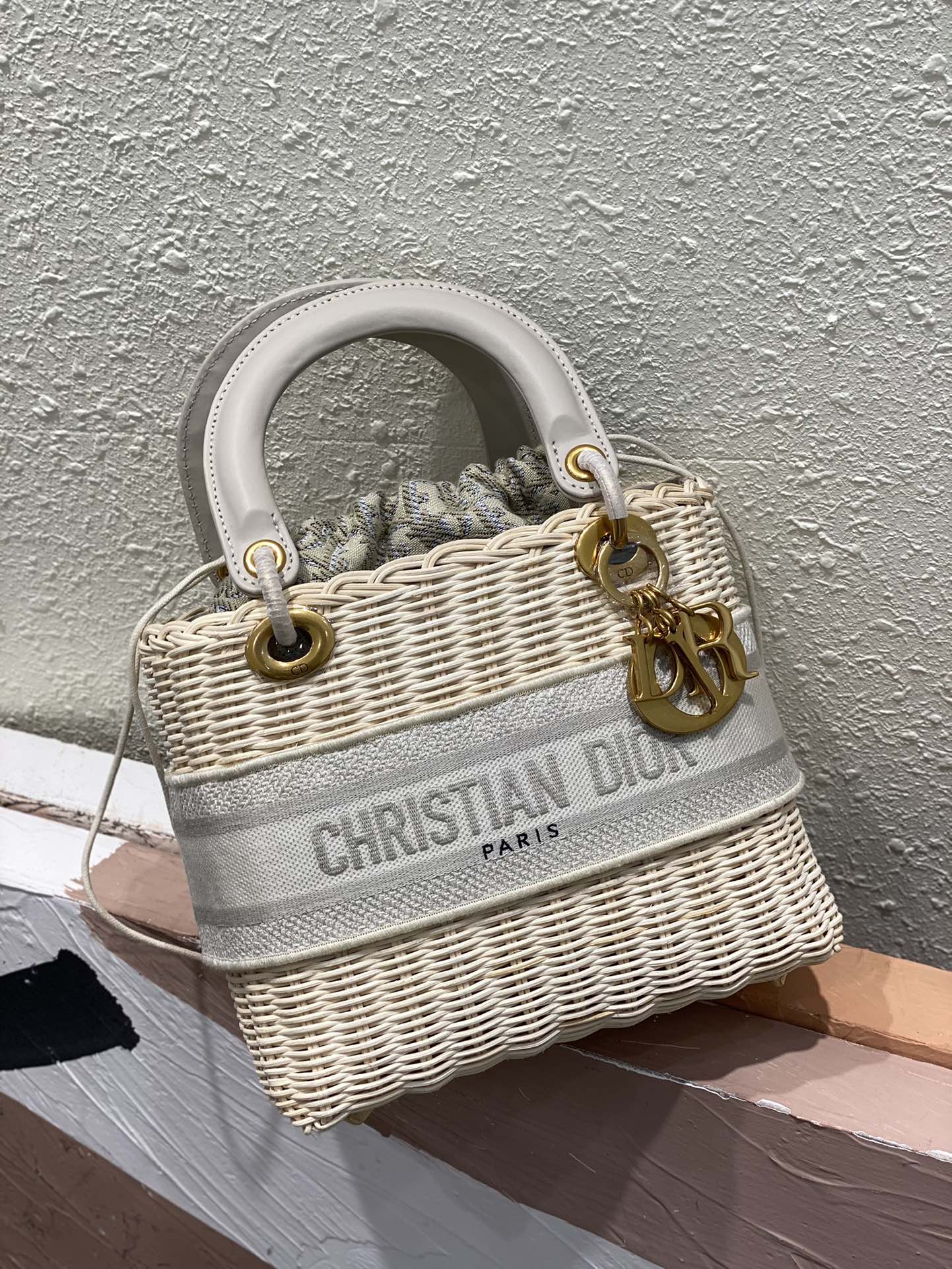 MEDIUM LADY DIOR BAG Natural Wicker and gray Dior Oblique Jacquard M0565