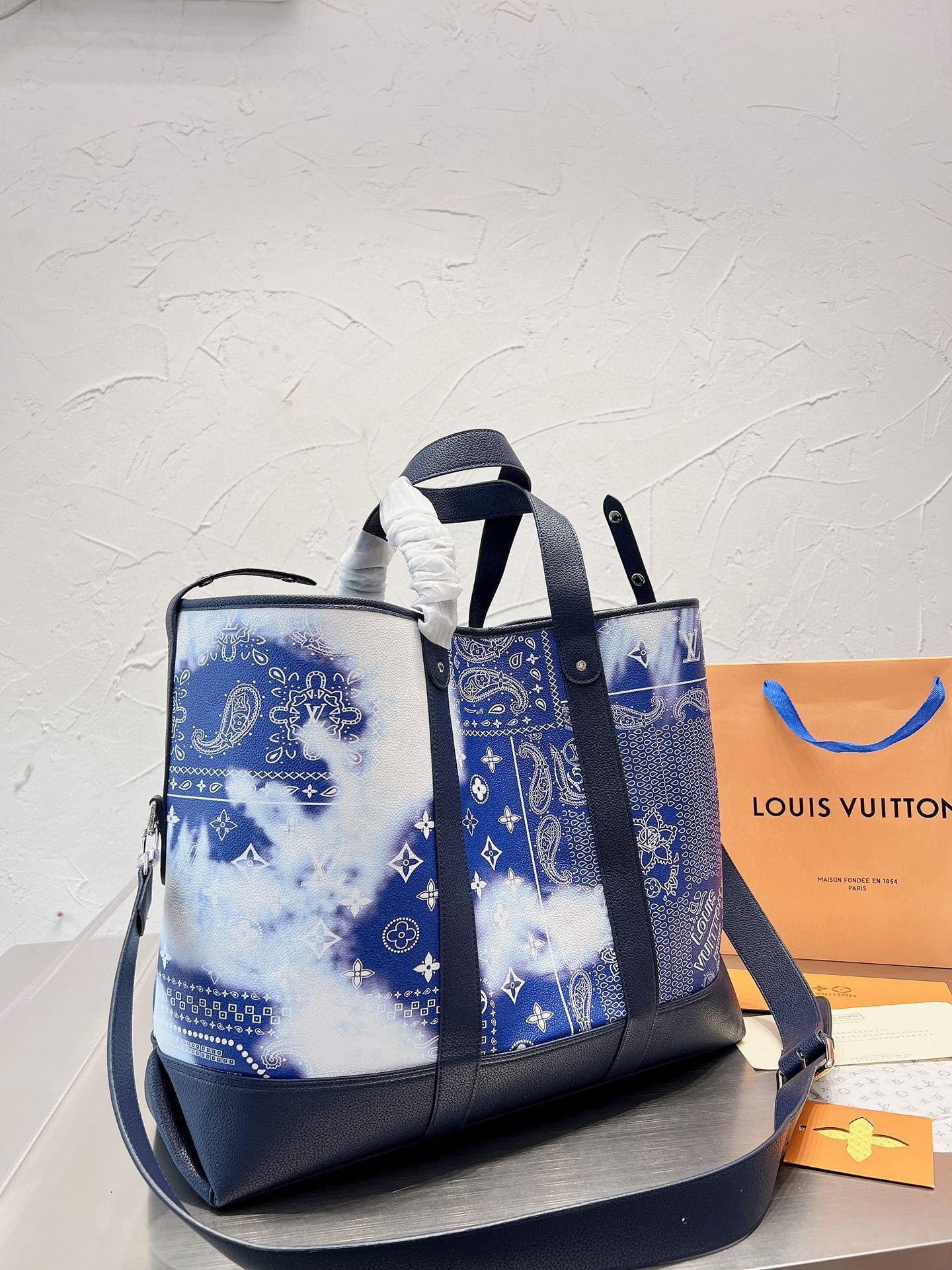 Louis Vuitton Original Leather Tote Journey M20553 Blue and White Porcelain