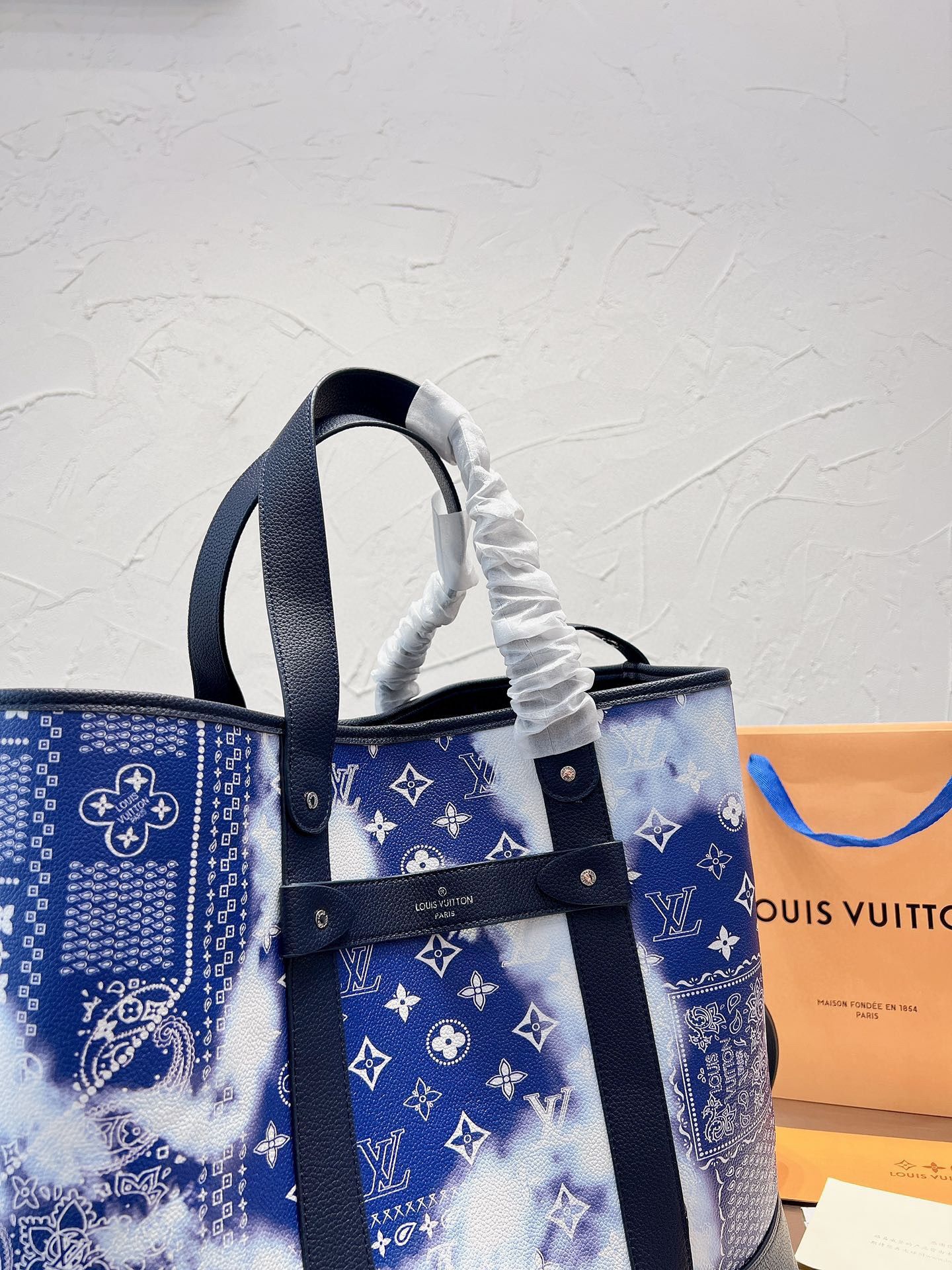 Louis Vuitton Original Leather Tote Journey M20553 Blue and White Porcelain