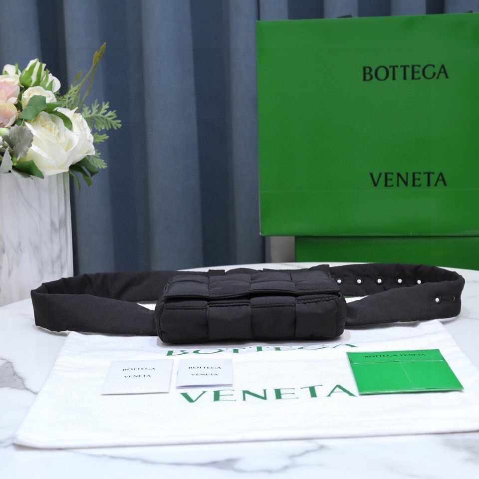 Bottega Veneta CASSETTE Mini Nylon belt bag 8952 Black