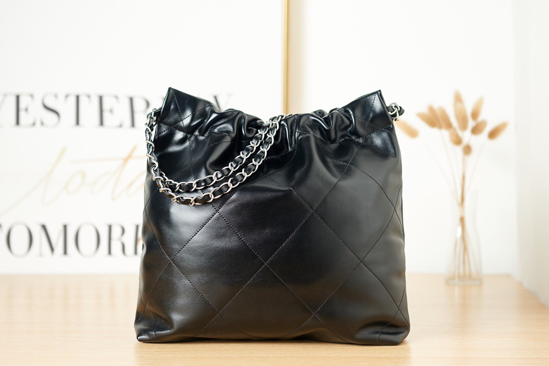 CHANEL 22 HANDBAG Calfskin & Silver-Tone Metal AS3261 Black