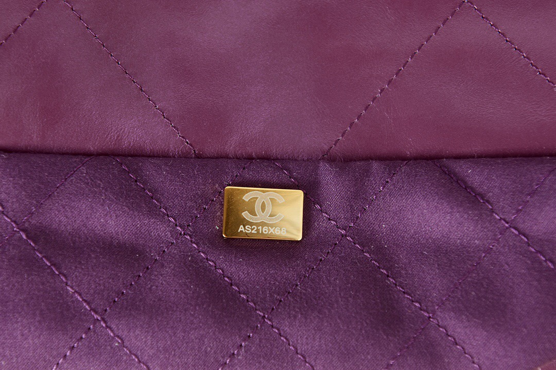 CHANEL 22 HANDBAG Calfskin & gold-Tone Metal AS3261 dark Purple