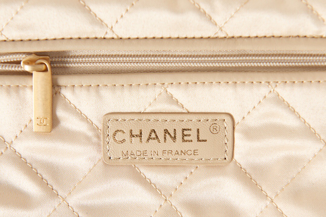 CHANEL 22 SMALL HANDBAG AS3260 white&gold Metal