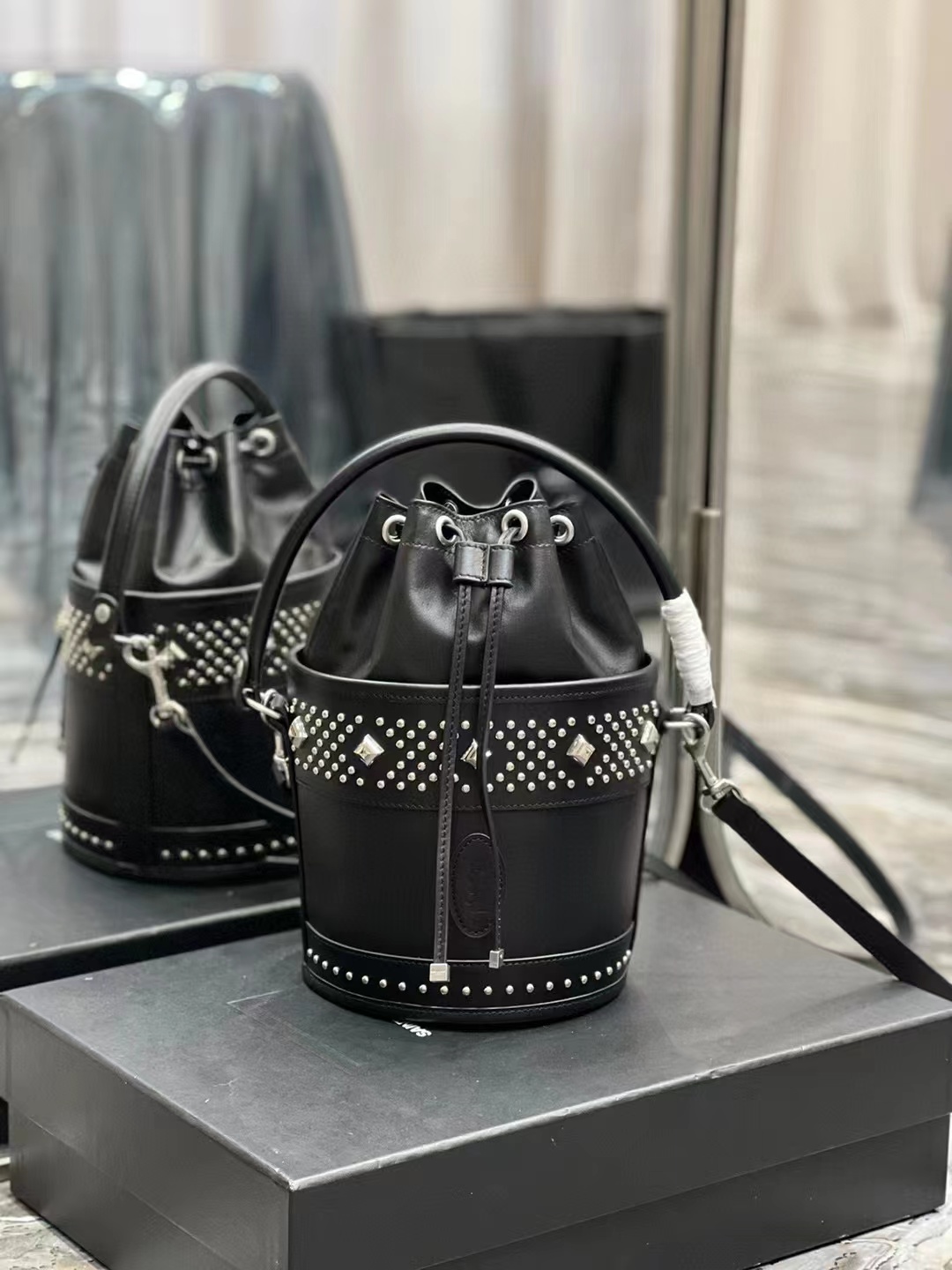 SAINT LAURENT LE MAILLON HOOK BUCKET BAG IN SUPPLE LEATHER Y696333 black 