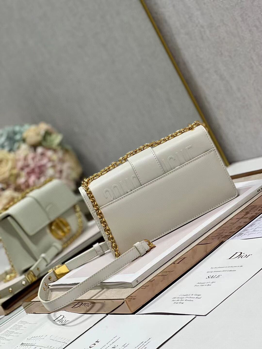DIOR 30 MONTAIGNE EAST-WEST BAG WITH CHAIN Calfskin M9334 Latte