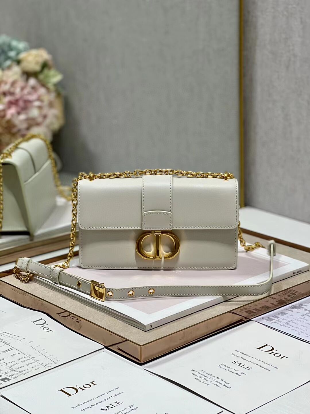 DIOR 30 MONTAIGNE EAST-WEST BAG WITH CHAIN Calfskin M9334 Latte