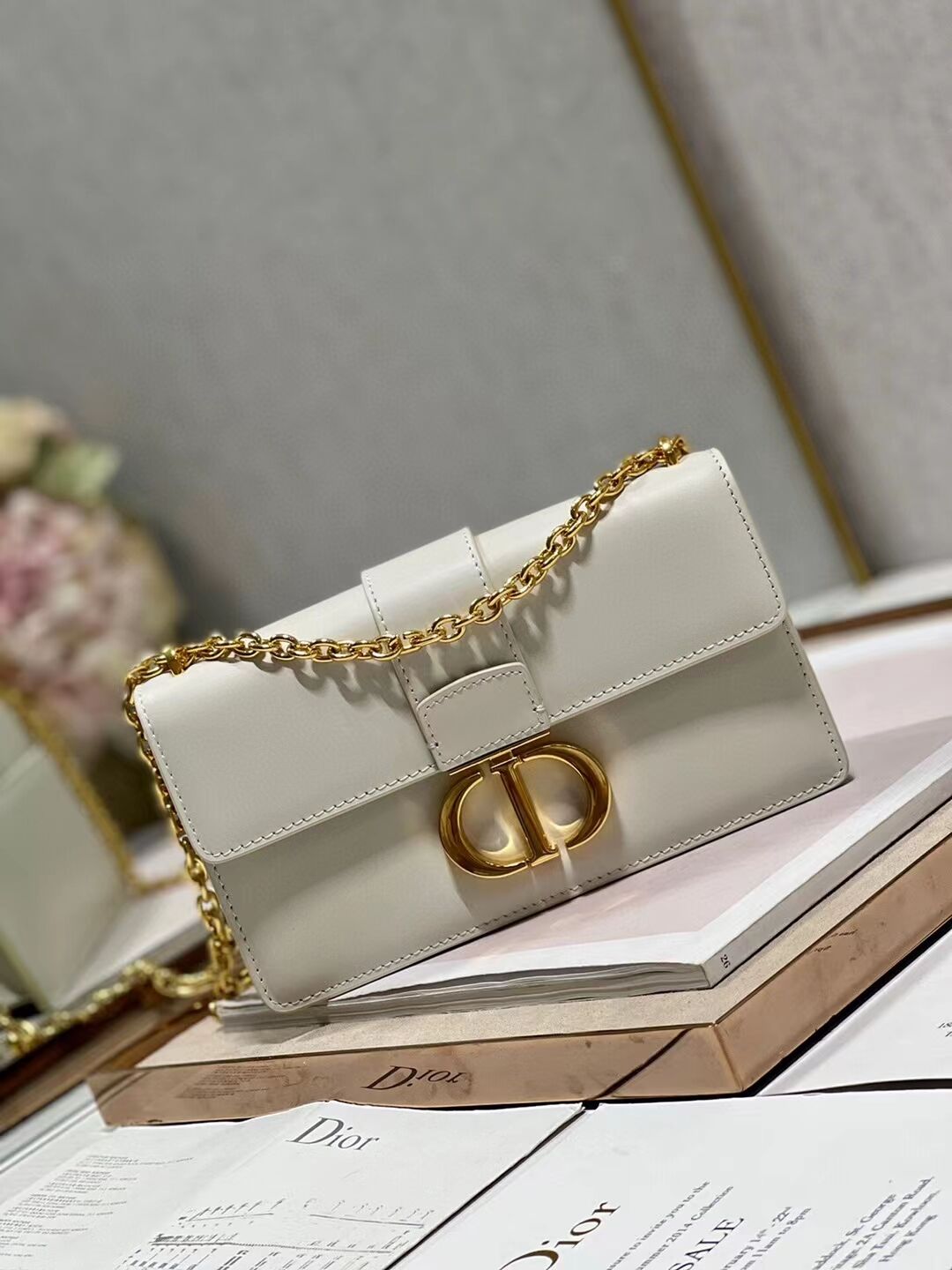 DIOR 30 MONTAIGNE EAST-WEST BAG WITH CHAIN Calfskin M9334 Latte