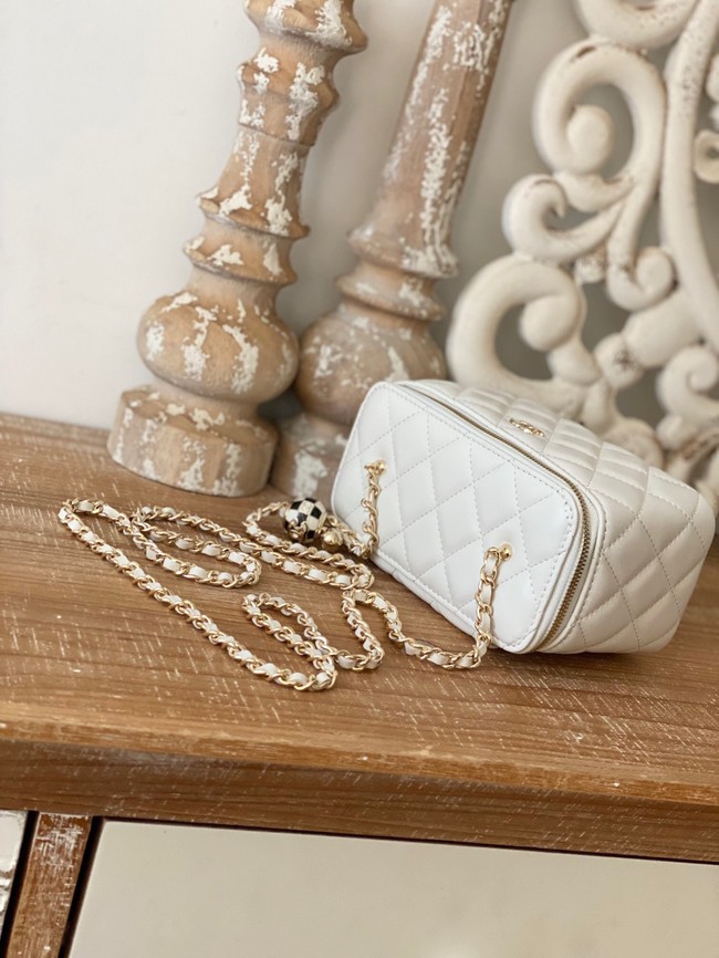 CHANEL VANITY WITH CHAIN 81242 white