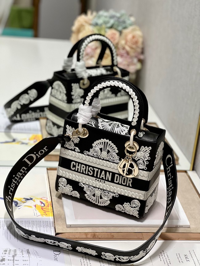 DIOR MEDIUM LADY D-LITE BAG Black and White Ornamental Cornely-Effect Embroidery M0565O