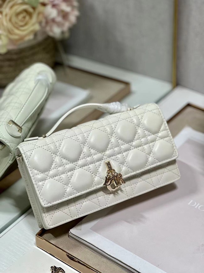 LADY DIOR CHAIN POUCH Cannage Lambskin S0937O white