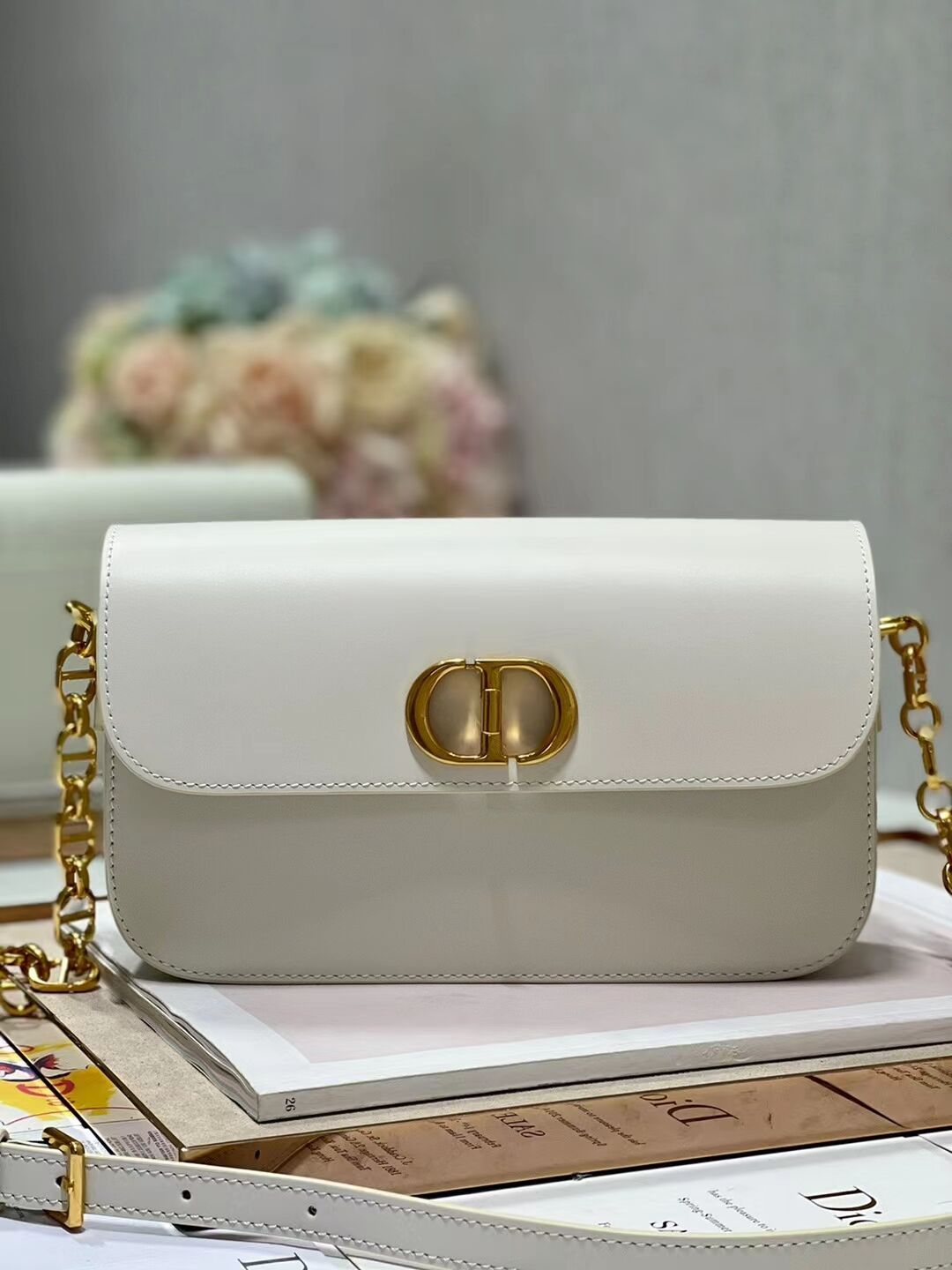 Dior 30 MONTAIGNE AVENUE BAG Dusty Box Calfskin M9260 Ivory