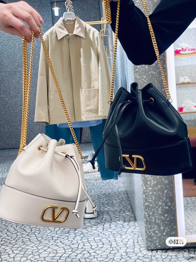 VALENTINO VLOGO SIGNATURE Lambskin Mini Bucket Bag FI16 white