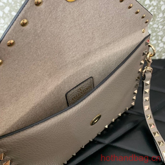 VALENTINO GARAVANI ROCKSTUD Clutch 0P87 gray