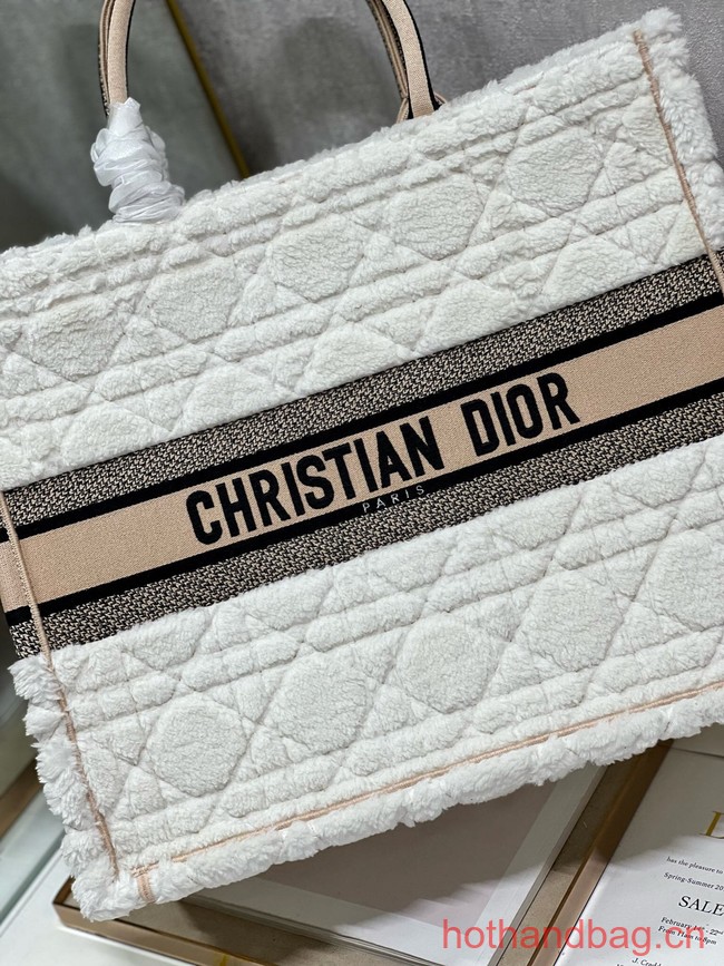 LARGE DIOR BOOK TOTE Ice Cannage Shearling M1286ZO