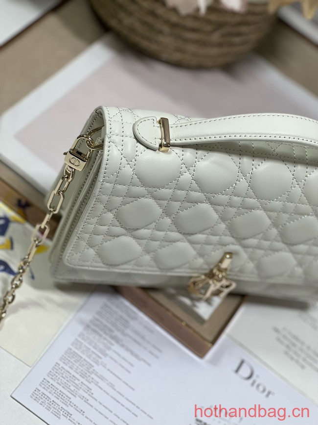 MISS DIOR TOP HANDLE BAG Latte Cannage Lambskin M0997ONG white