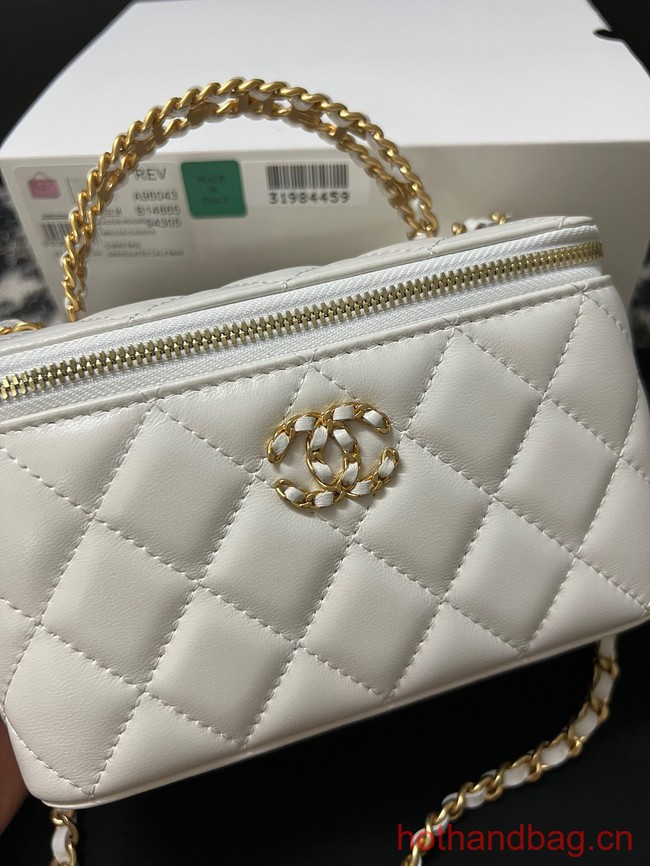 CHANEL CLUTCH WITH CHAIN AP3747 white