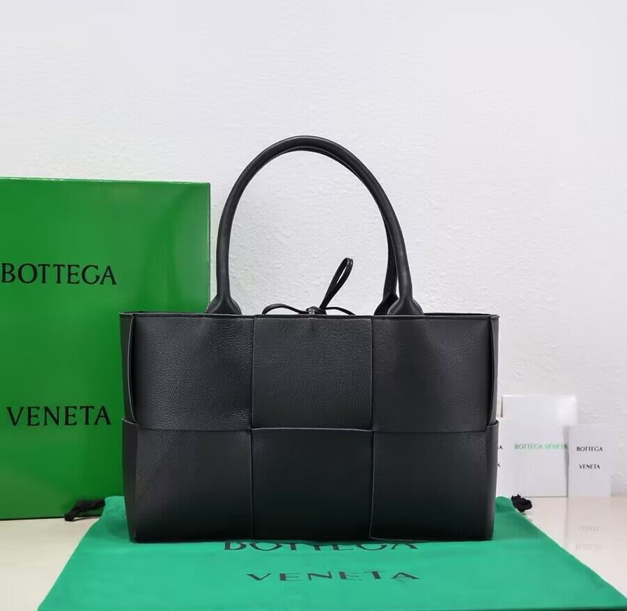 Bottega Veneta Medium Arco Intreccio grained Leather Tote Bag 9892 Black