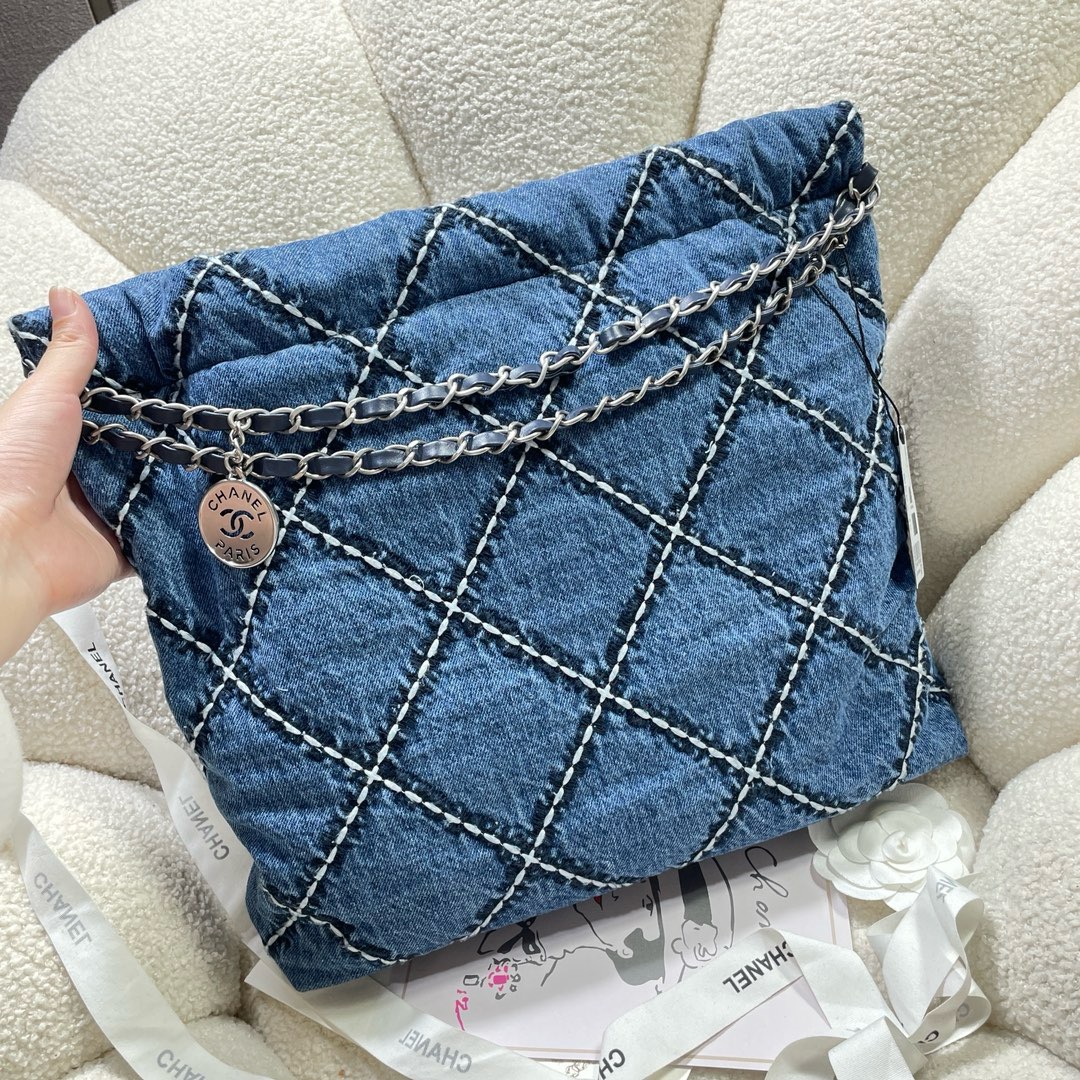 CHANEL 22 SMALL HANDBAG AS3260 Denim