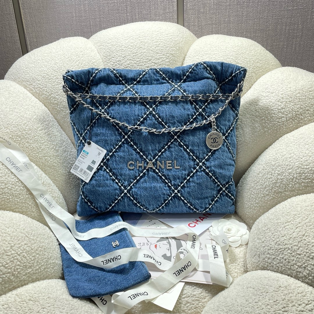 CHANEL 22 SMALL HANDBAG AS3260 Denim