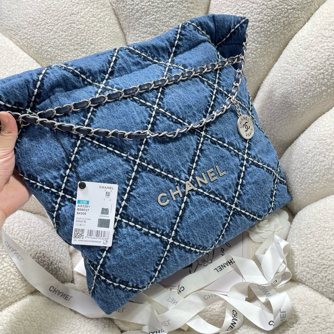 CHANEL 22 SMALL HANDBAG AS3260 Denim