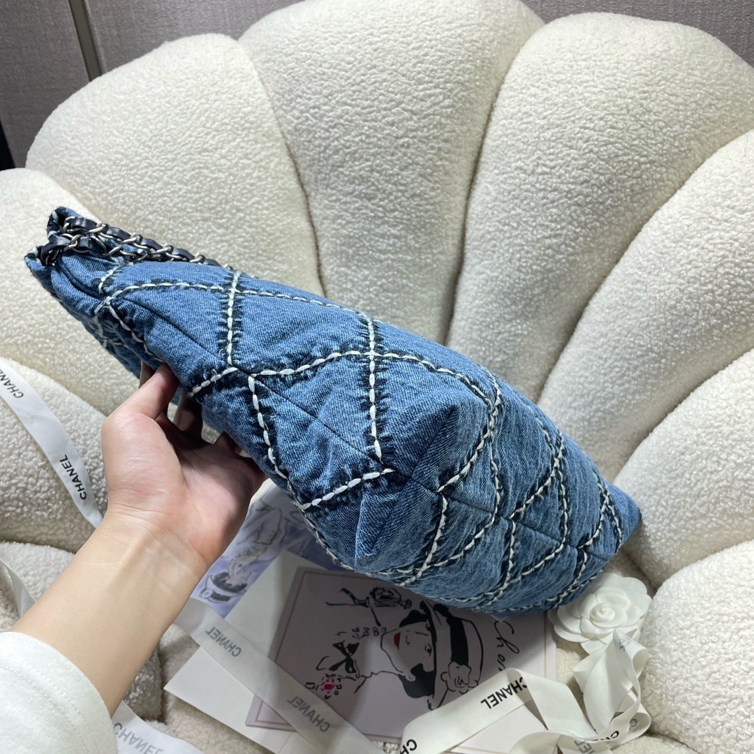 CHANEL 22 SMALL HANDBAG AS3260 Denim