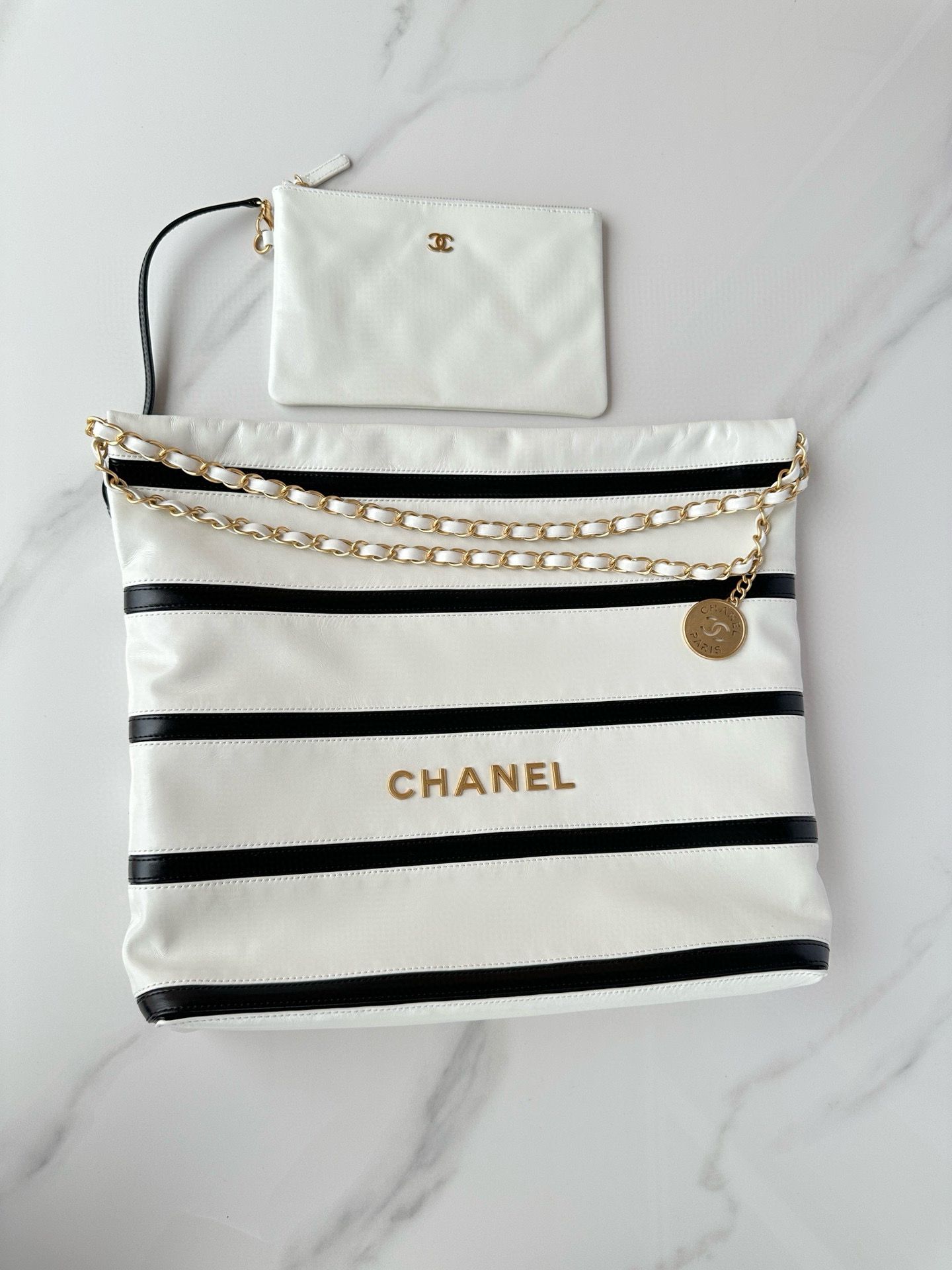 CHANEL 22 HANDBAG Calfskin & Gold-Tone Metal AS3261 White