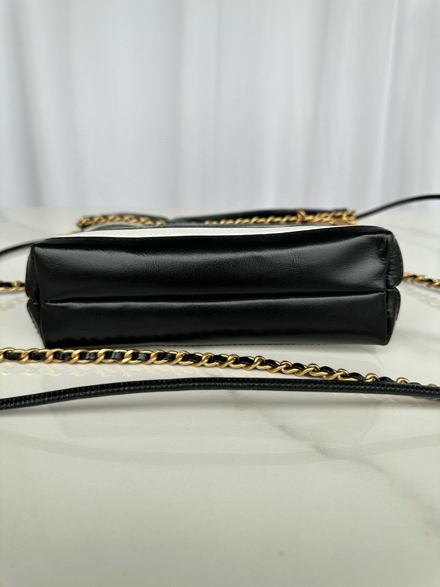 CHANEL 22 HANDBAG Calfskin & Gold-Tone Metal AS3980 Black