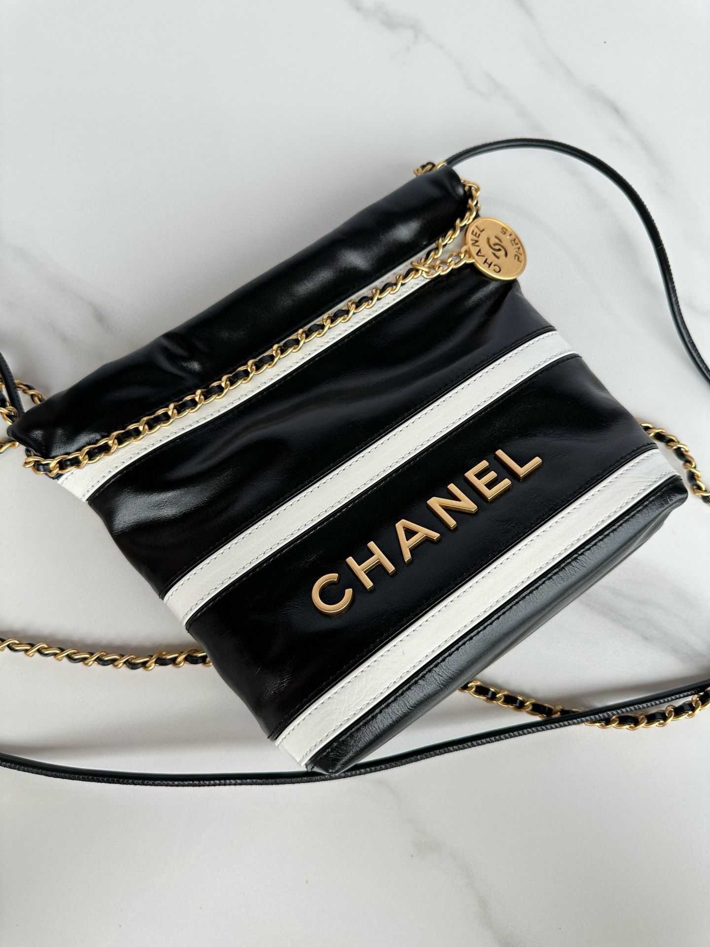 CHANEL 22 HANDBAG Calfskin & Gold-Tone Metal AS3980 Black