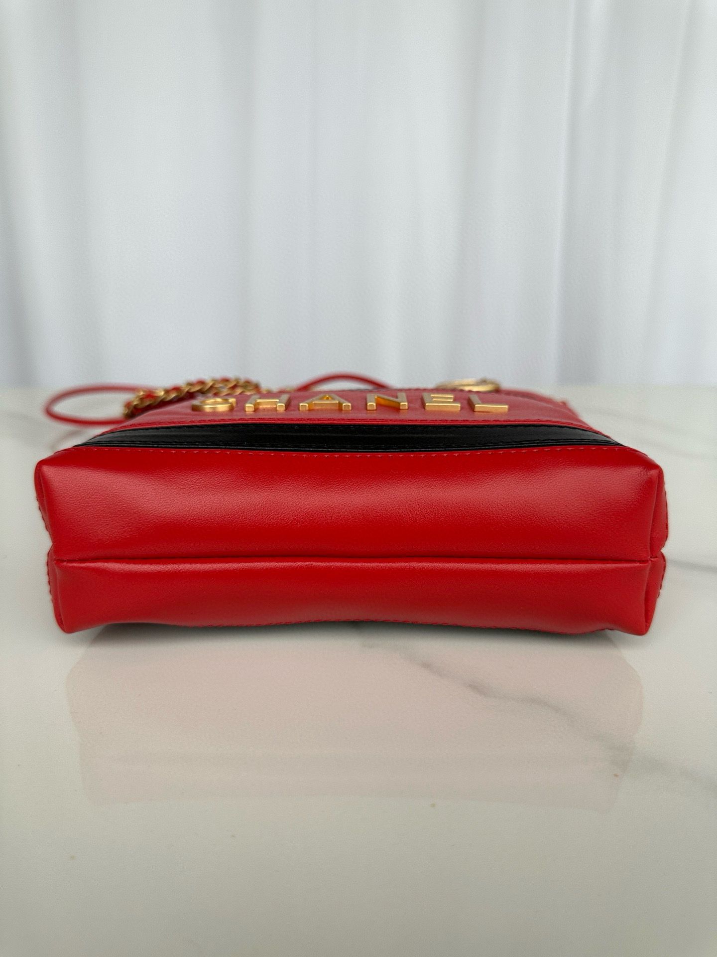 CHANEL 22 HANDBAG Calfskin & Gold-Tone Metal AS3980 Red&Black