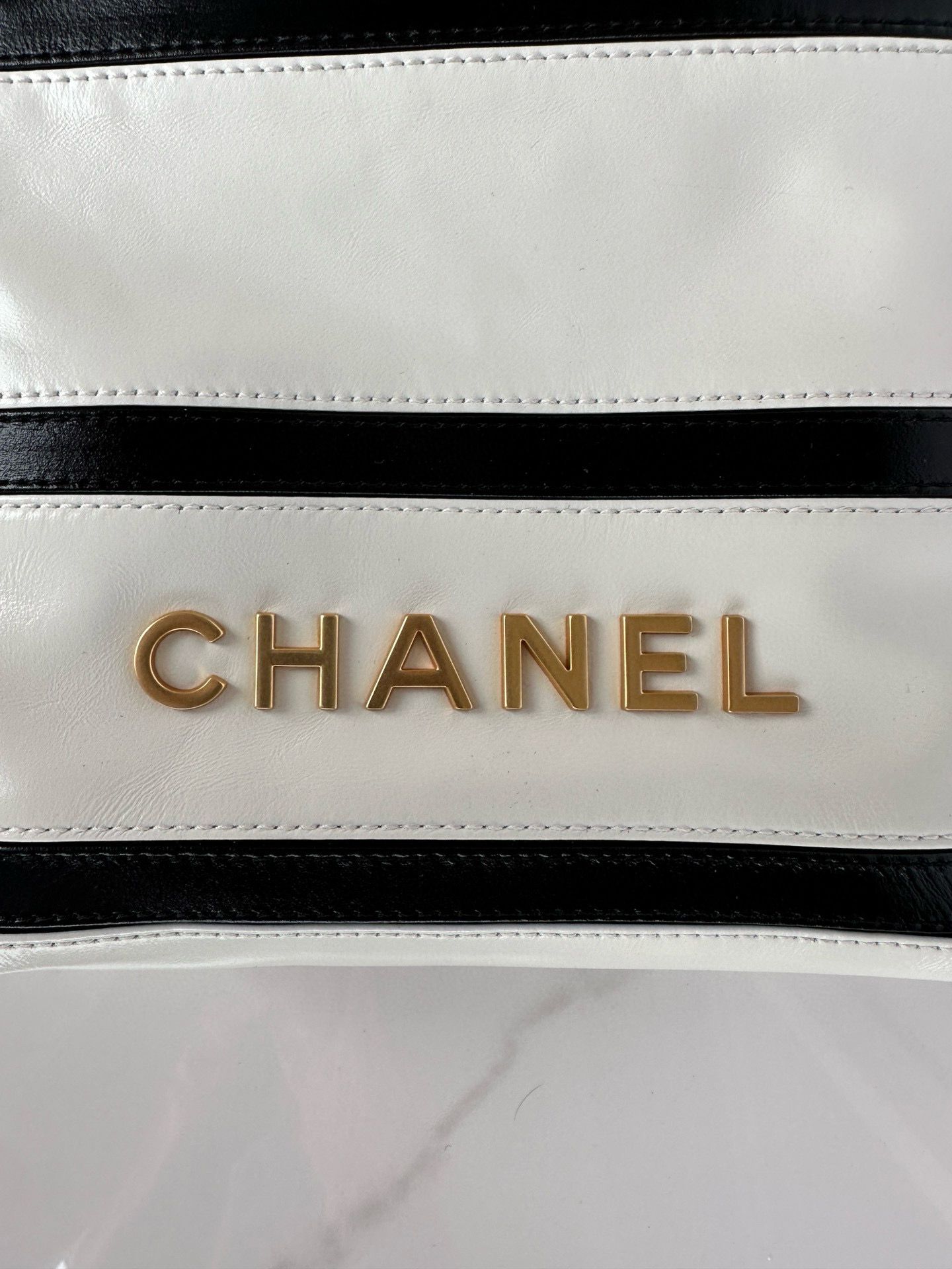 CHANEL 22 HANDBAG Calfskin & Gold-Tone Metal AS3980 White