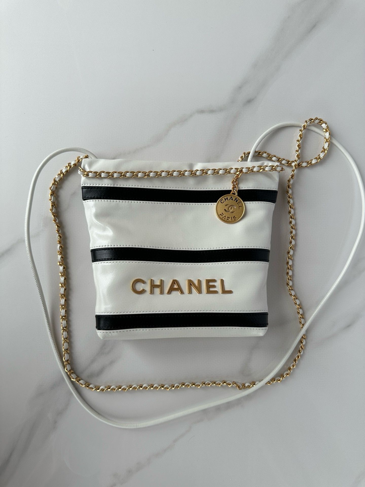 CHANEL 22 HANDBAG Calfskin & Gold-Tone Metal AS3980 White