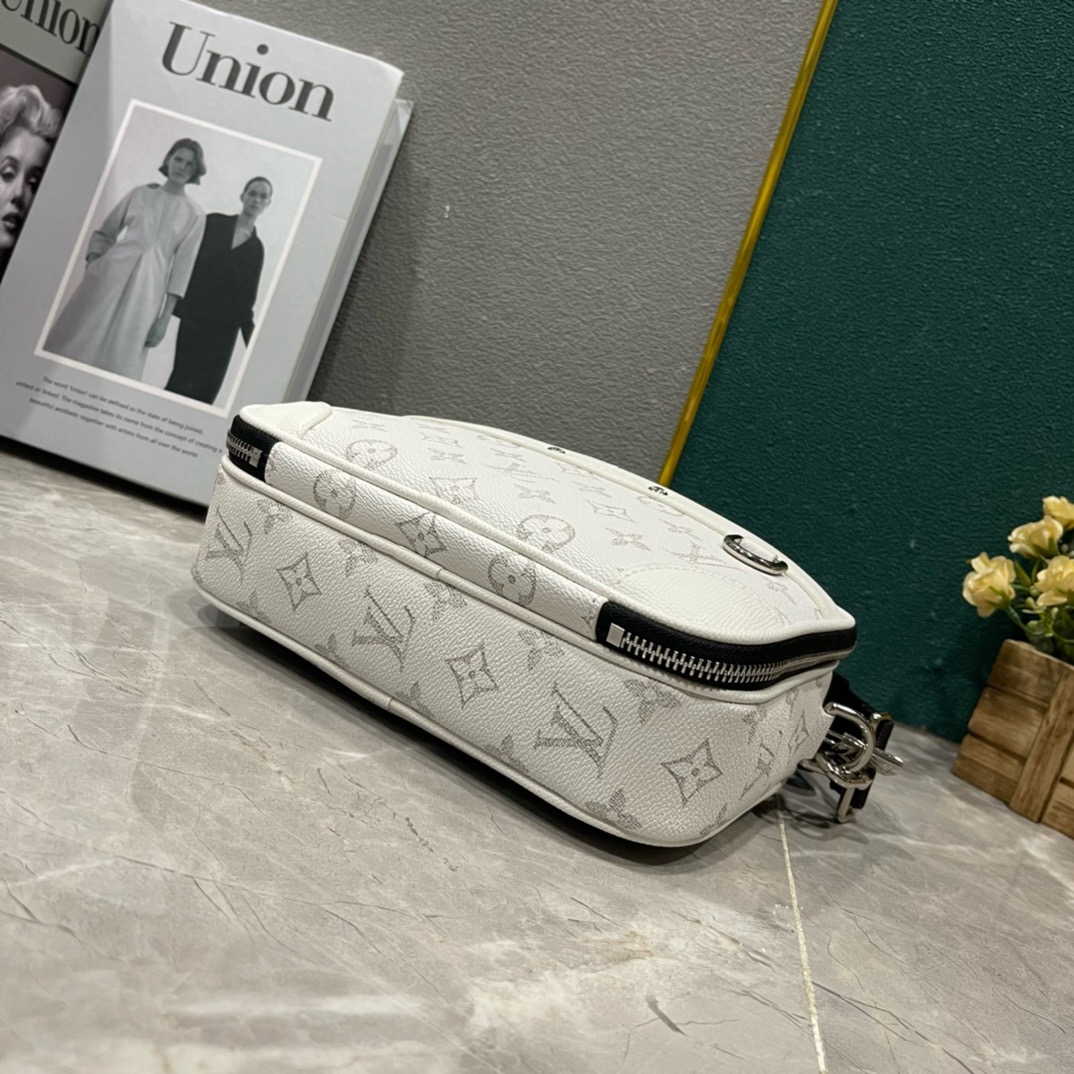 Louis Vuitton Alpha Messenger M31069 white