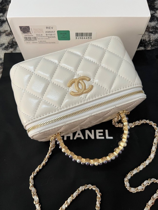 CHANEL CLUTCH WITH CHAIN AP3768 white