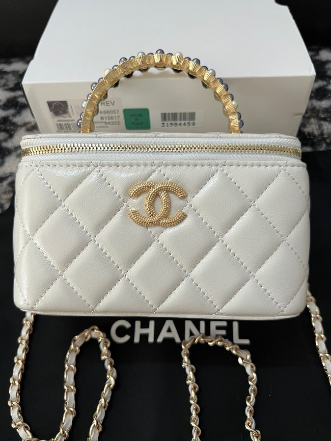 CHANEL CLUTCH WITH CHAIN AP3768 white