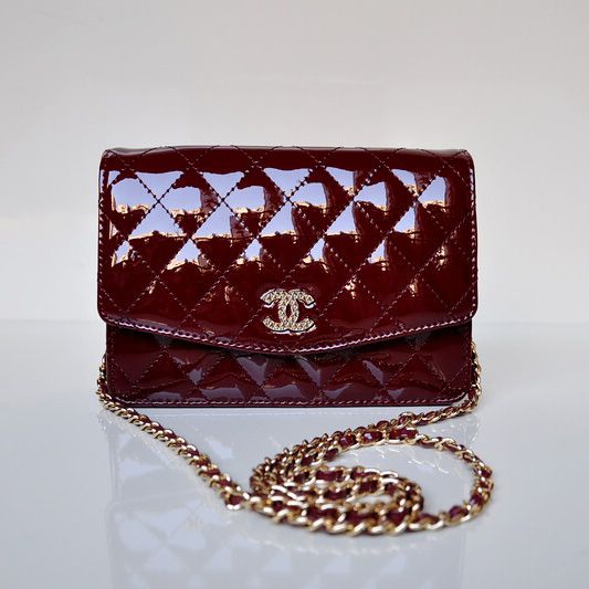 Chanel A33800 Flap Shoulder Borse in pelle verniciata colore rosso violaceo