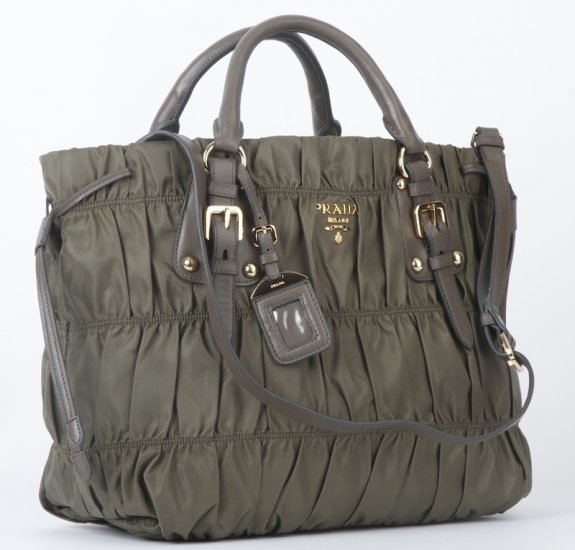 Prada Riuniti borsa di nylon BN1788 nel colore Verde militare